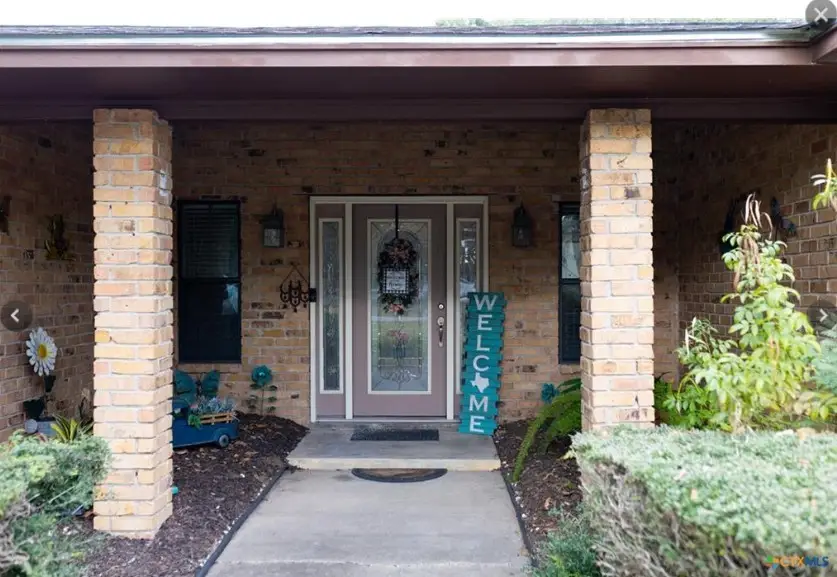 904 Carroll Dr, Yoakum, TX 77995 - #2