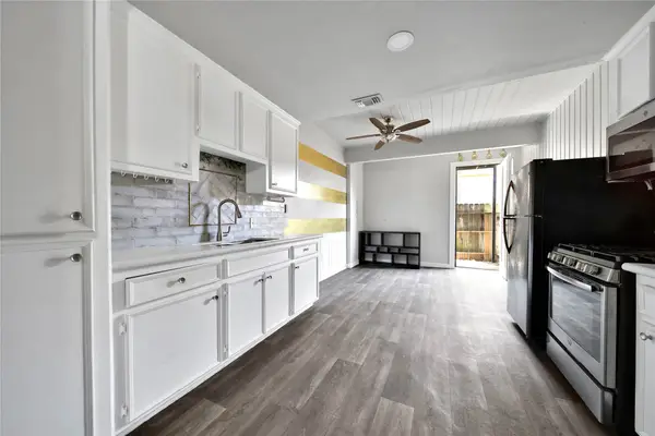 28 Lakeway Street, Conroe, TX 77304