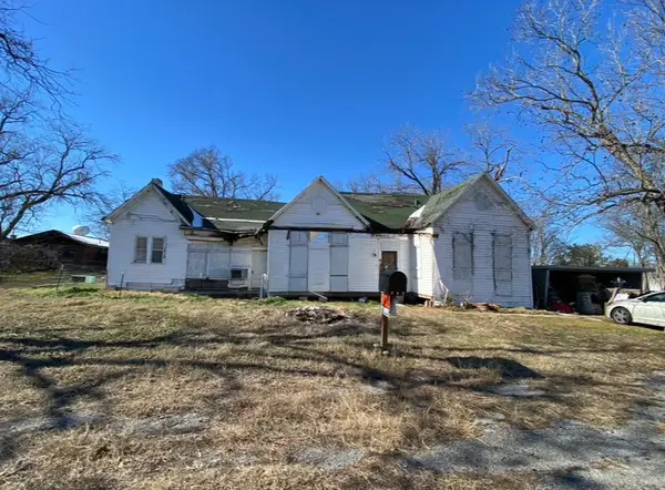 209 N Railroad Street, Groesbeck, TX 76642