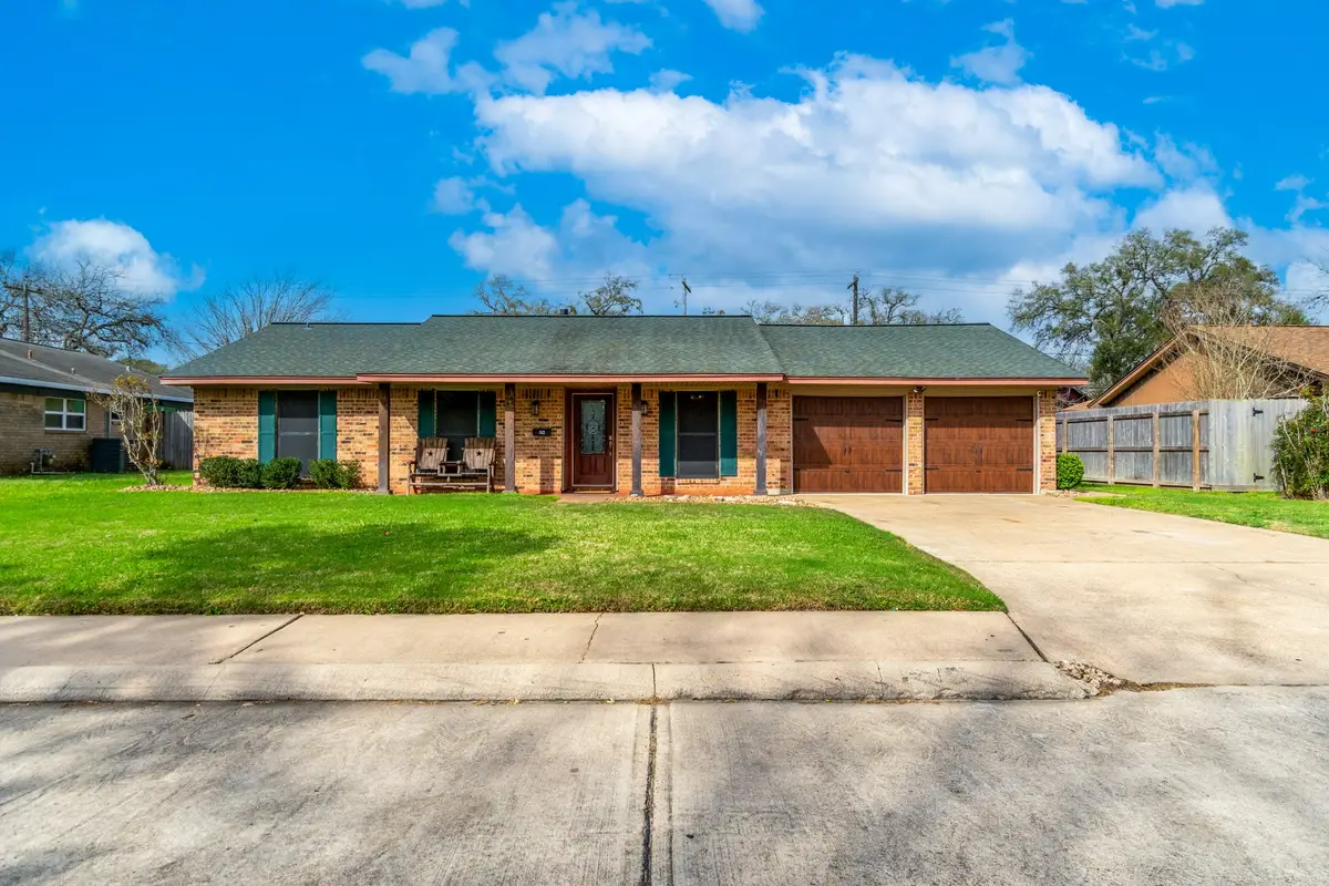 542 Sycamore Street, Lake Jackson, TX 77566 - #1