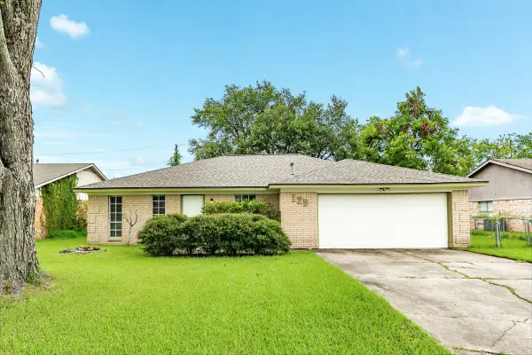 129 La Laja Drive, Angleton, TX 77515