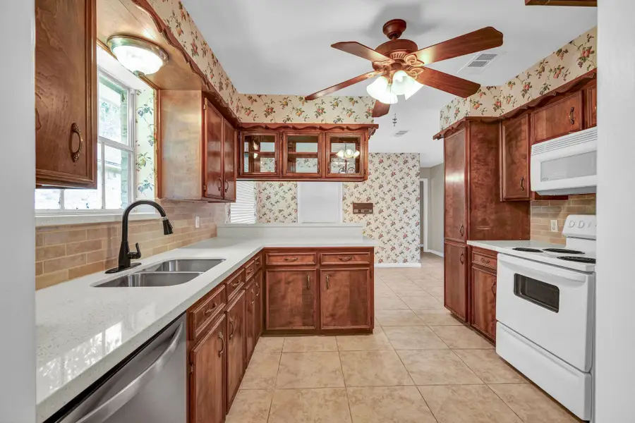 110 Buttercup Street, Lake Jackson, TX 77566 - #3