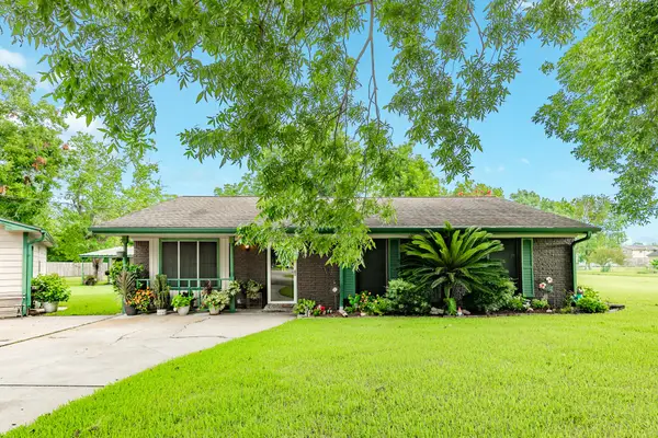 208 Lostracco Street, Angleton, TX 77515