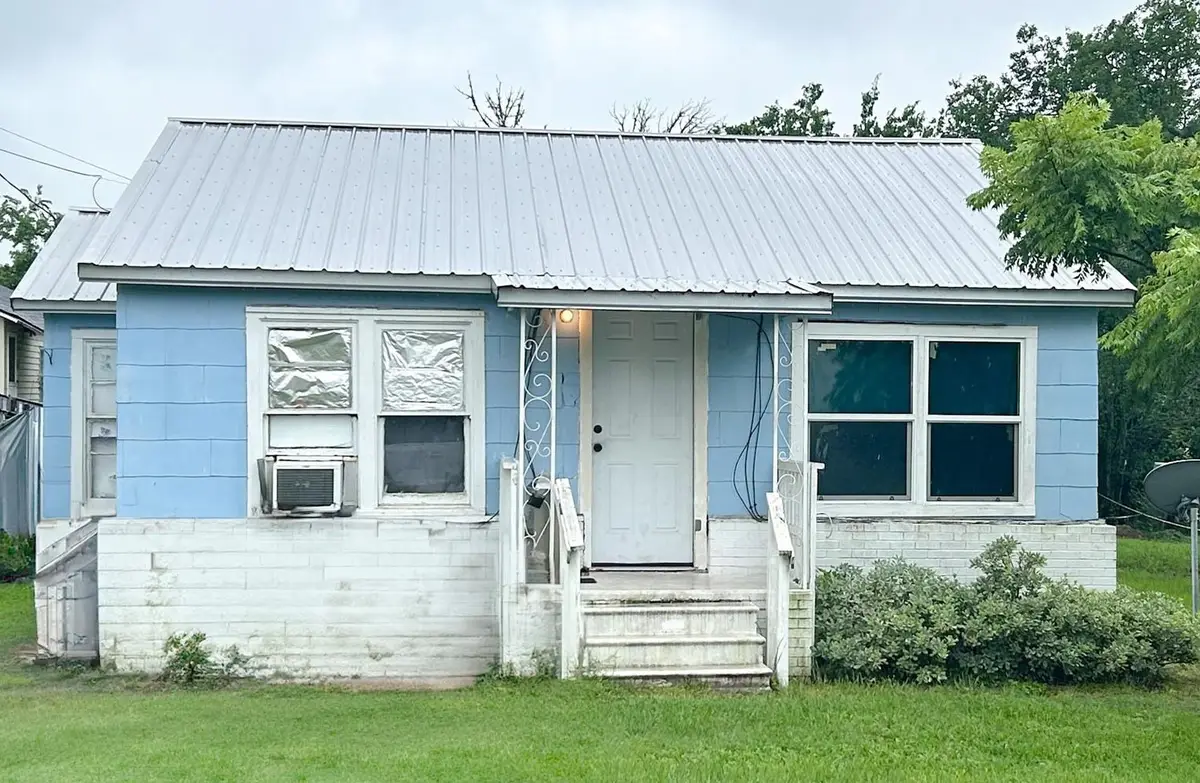 540 Hempstead Street W, Giddings, TX 78942 - #1