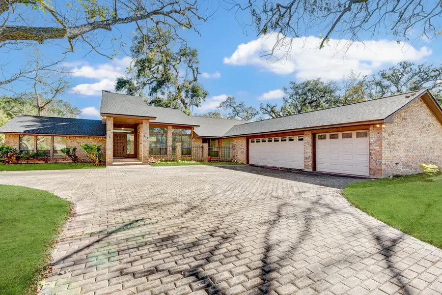 310 Live Oak Lane, Lake Jackson, TX 77566 - Image #2