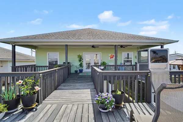 437 Pompano Street, Bayou Vista, TX 77563