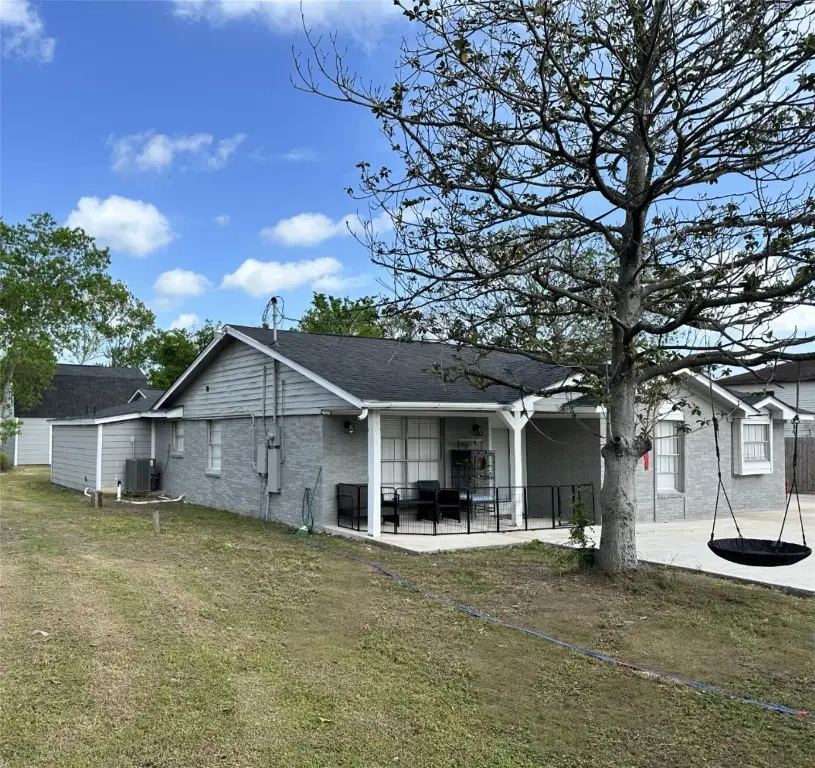 203 S 5th Street, Highlands, TX 77562 - #2