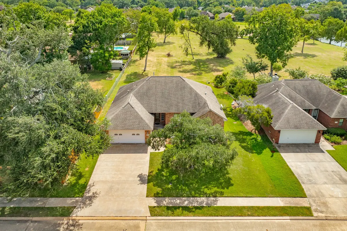 203 Lexington Avenue, Clute, TX 77531 - #1