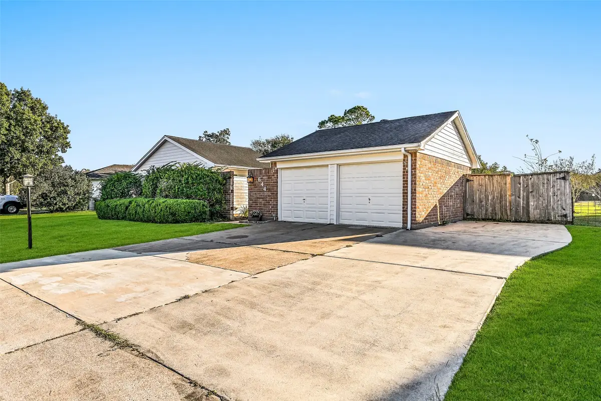 644 E Castle Harbour Drive, Friendswood, TX 77546 - Image #1