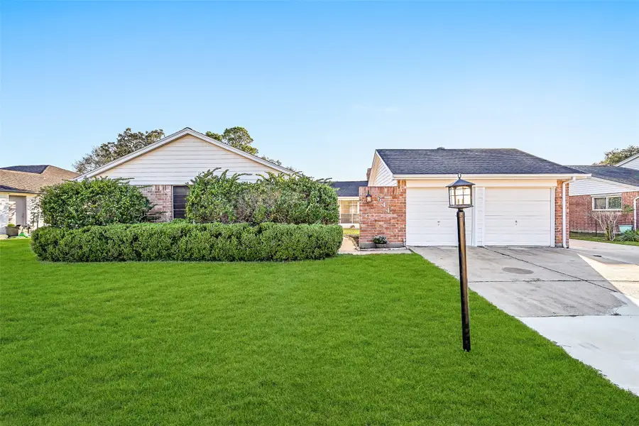 644 E Castle Harbour Drive, Friendswood, TX 77546 - Image #2