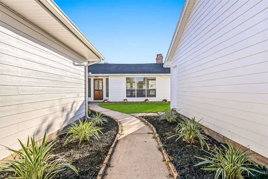 644 E Castle Harbour Drive, Friendswood, TX 77546 - Image #3