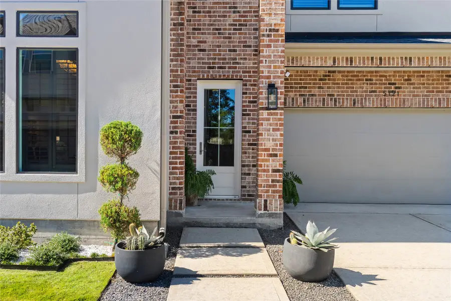 5121 E Lacey Garden Loop, Houston, TX 77018 - Image #2