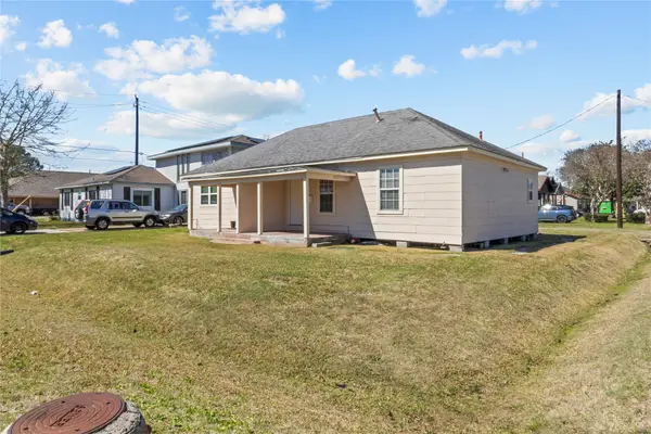 319 E B Street, La Porte, TX 77571