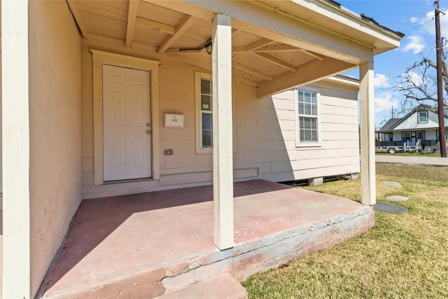 319 E B Street, La Porte, TX 77571 - #2