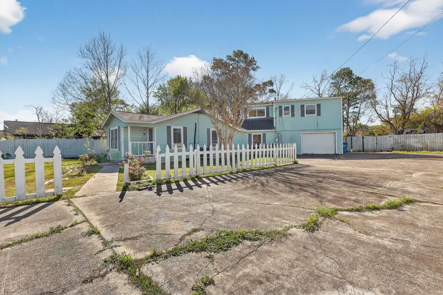 712 E Peach Street, Angleton, TX 77515 - #2