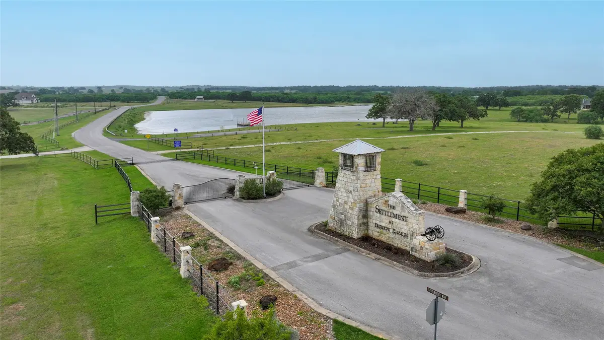 10 Patriot Circle Nw, Luling, TX 78648 - Image #1