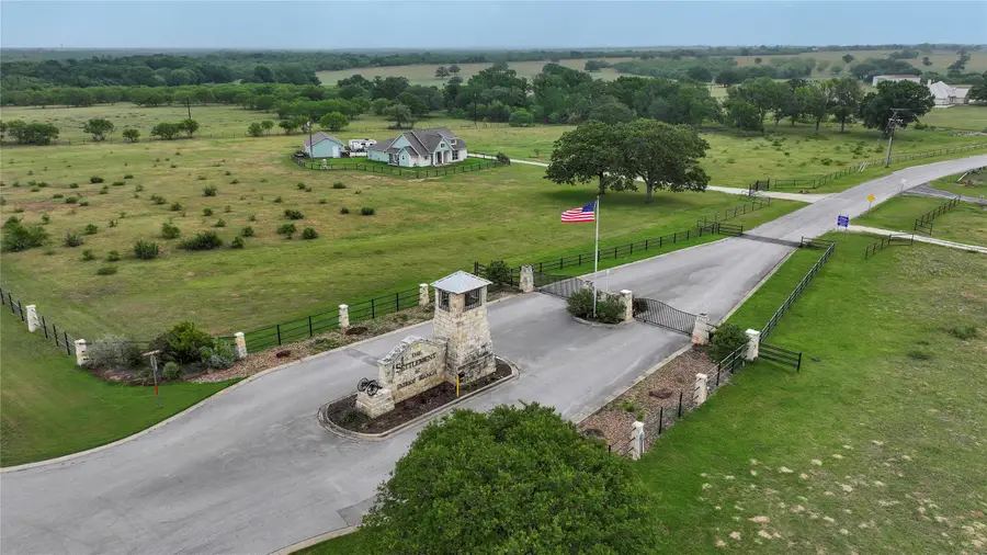 10 Patriot Circle Nw, Luling, TX 78648 - Image #2