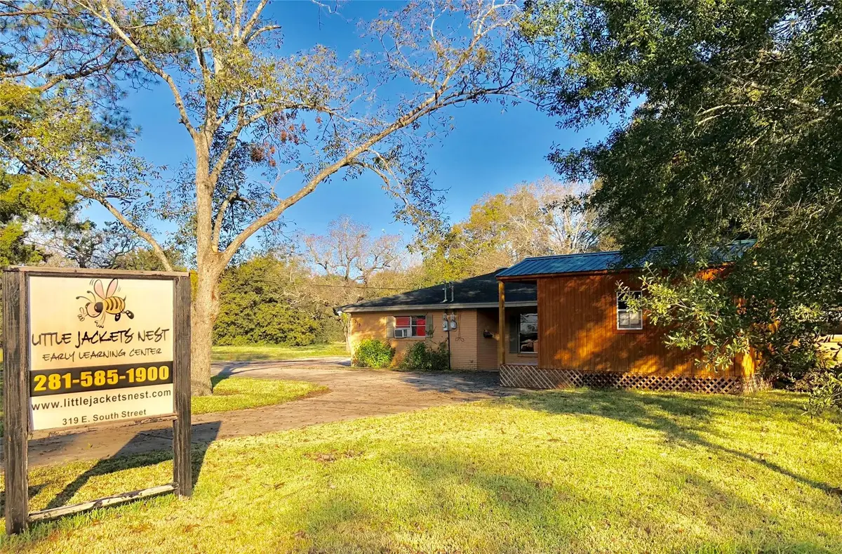 319 E South Street, Alvin, TX 77511 - #1
