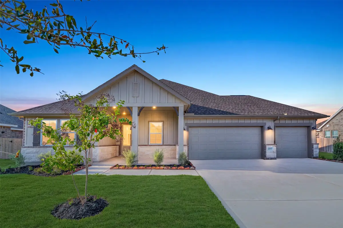12027 Old Fashion Circle, Monterey Belvieu, TX 77535 - #1
