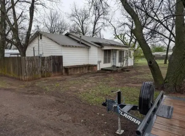 201 S Park Avenue, Iowa Park, TX 76367