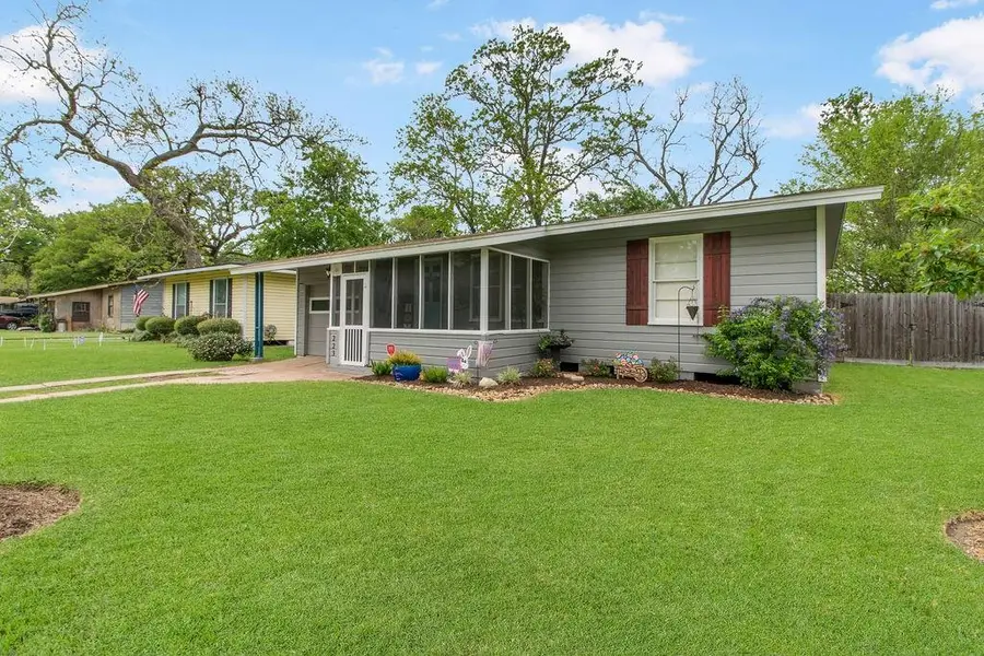 223 Jasmine Street, Lake Jackson, TX 77566 - Image #3