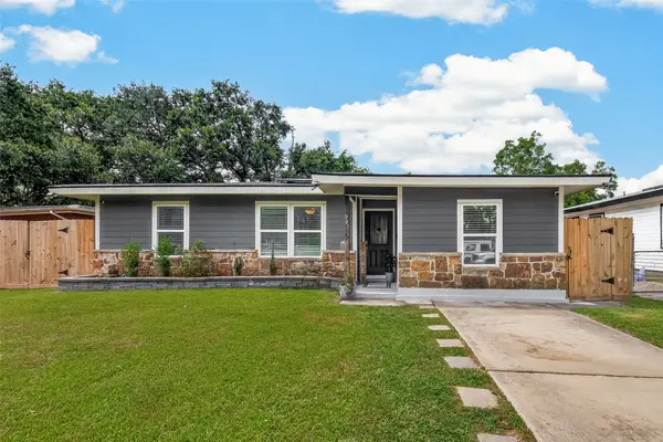 901 Temple Circle, Hitchcock, TX 77563