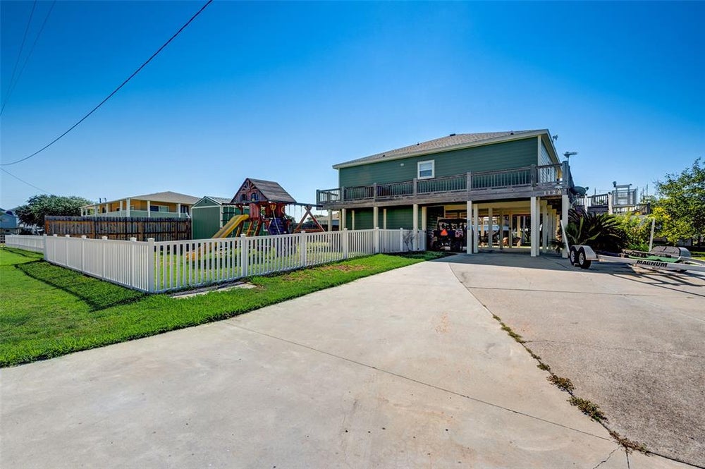 1128 Helen Dowdy, Crystal Beach, TX 77650 BHGRE