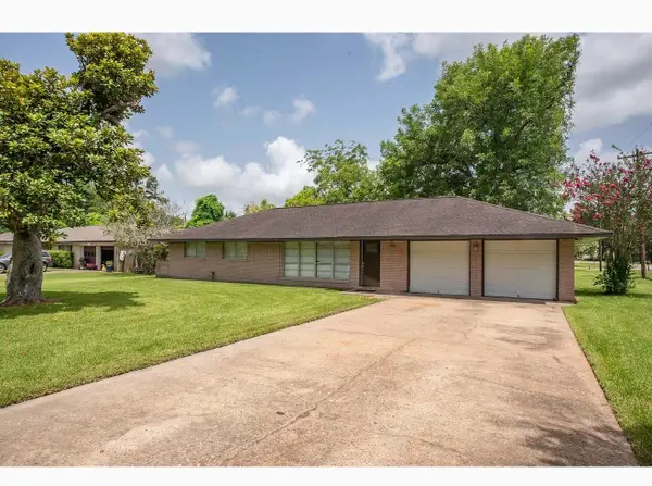 117 Lazy Lane, Lake Jackson, TX 77566