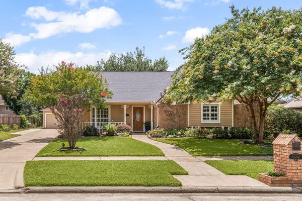 1506 Oak Hollow Drive, Friendswood, TX 77546