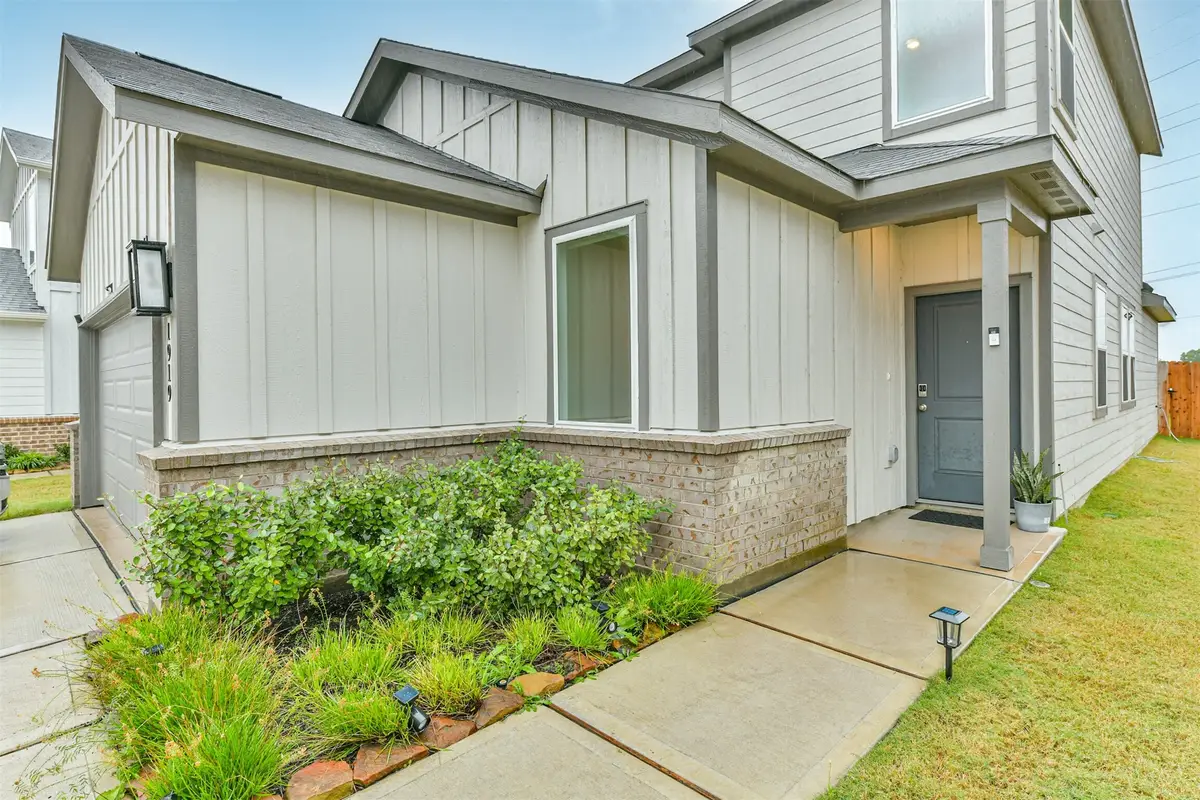 1919 Quiet Garden Lane, Missouri City, TX 77489 - Image #1