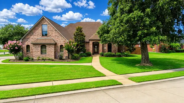 51 Red Maple Court, Lake Jackson, TX 77566