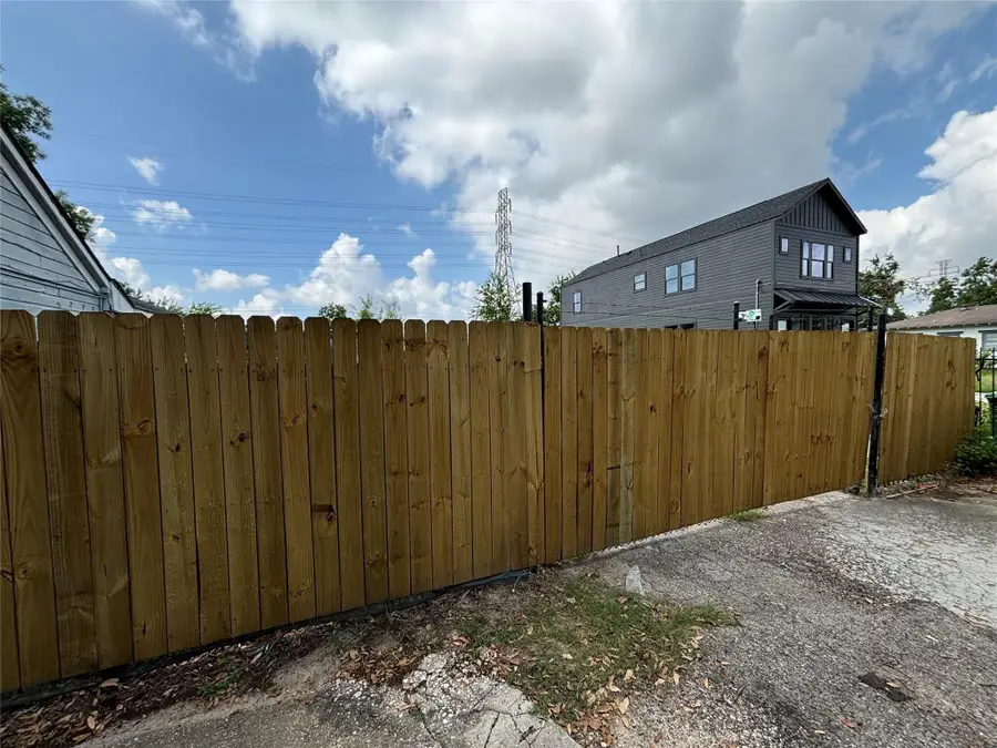 220 E 37th Street, Houston, TX 77018 - Image #2