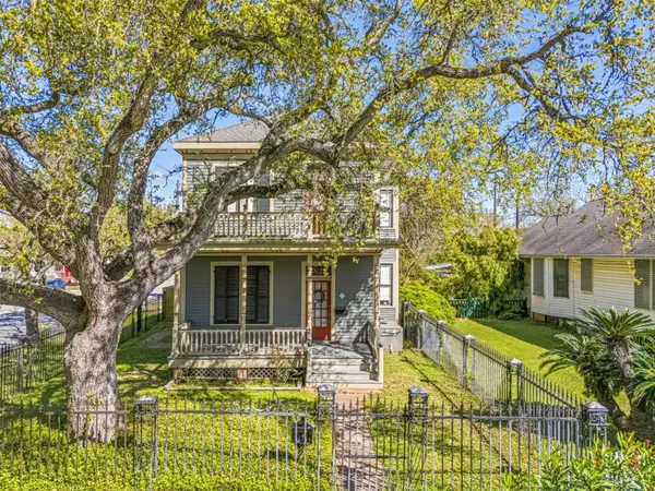 3828 Bernardo De Galvez Avenue, Galveston, TX 77550