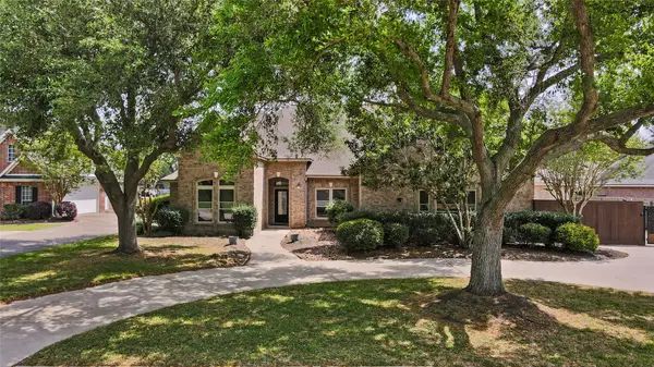 704 Heritage Oaks Dr, Angleton, TX 77515