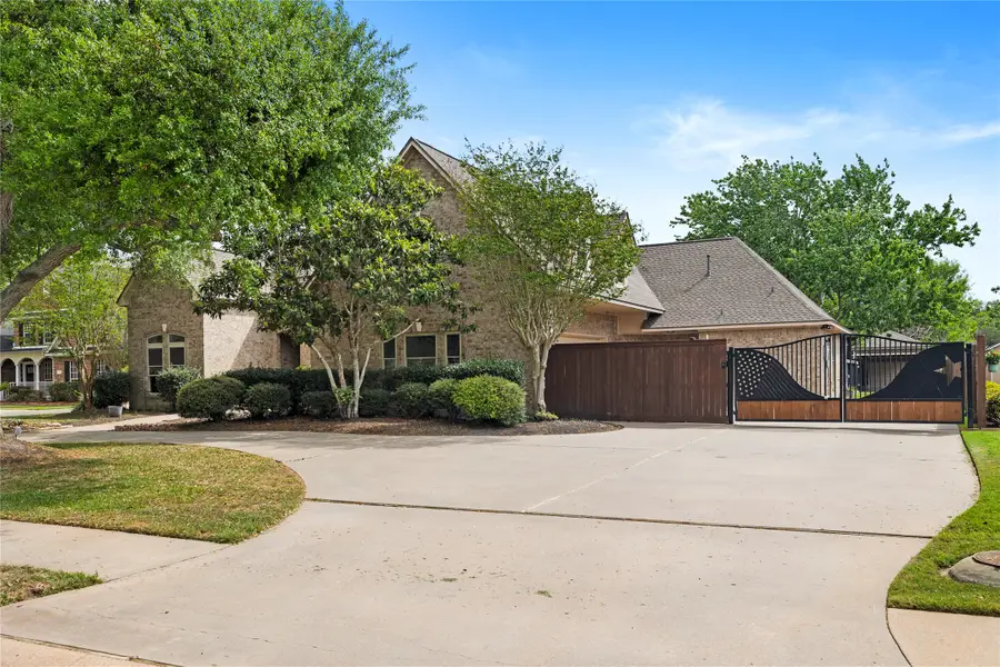 704 Heritage Oaks Dr, Angleton, TX 77515 - #2