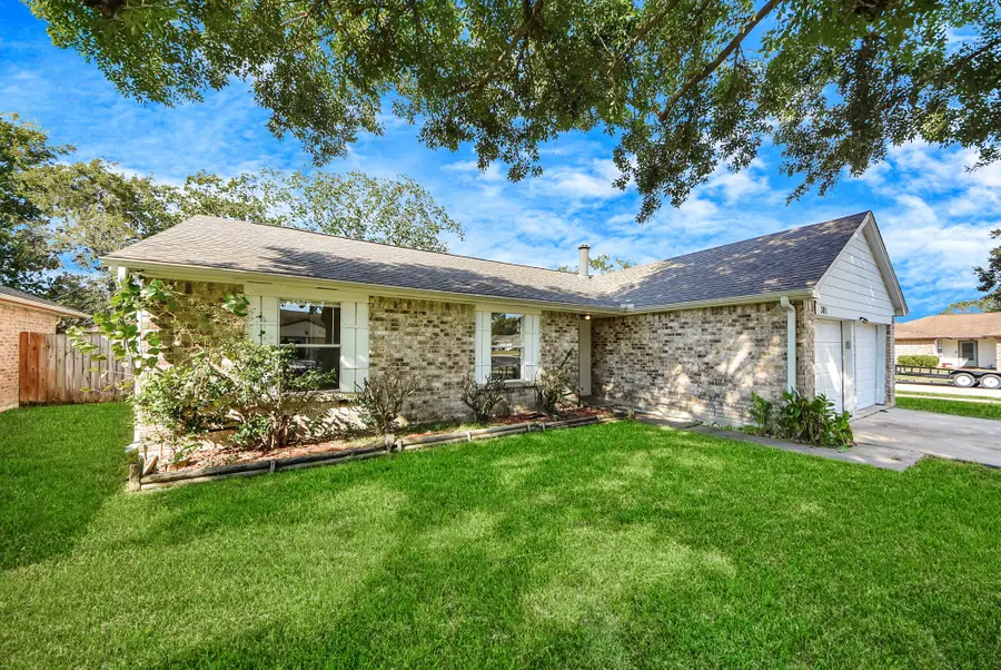 301 Meadow Wood Court, League City, TX 77573 - Image #3