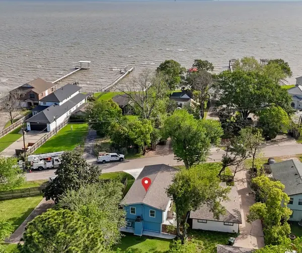 3802 Bayshore Drive, Bacliff, TX 77518