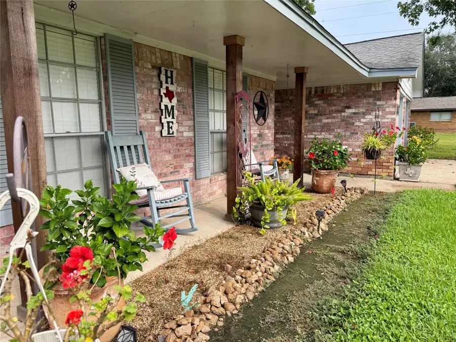 552 Sims Street, Angleton, TX 77515 - #3