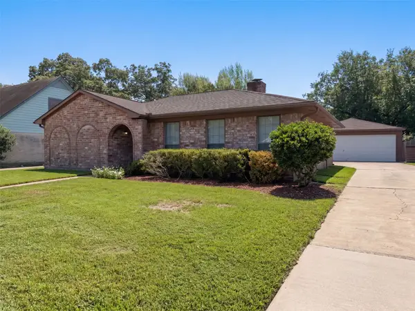 11819 Amblewood Drive, Meadows Place, TX 77477