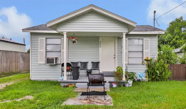 202 N 3rd Street, Highlands, TX 77562