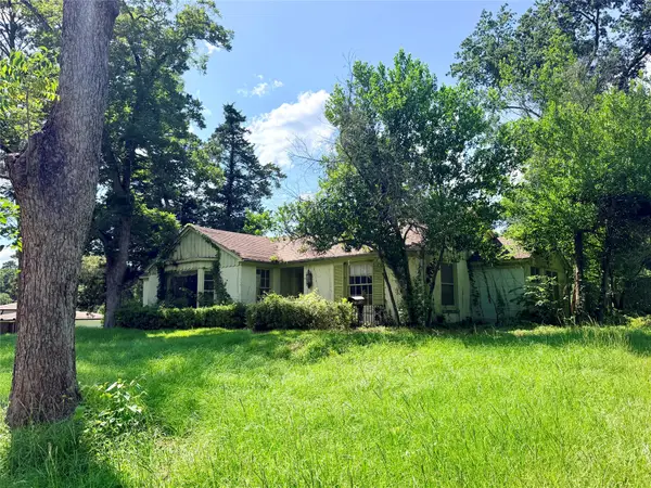 210 E Pecan Drive, Crockett, TX 75835