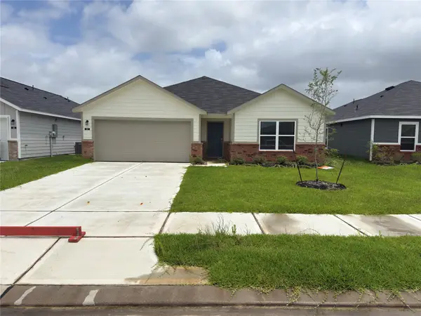 512 Oak Chase Avenue, Dayton, TX 77535