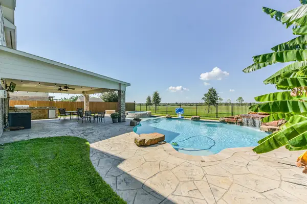 9719 Wincrest Drive, Mont Belvieu, TX 77523