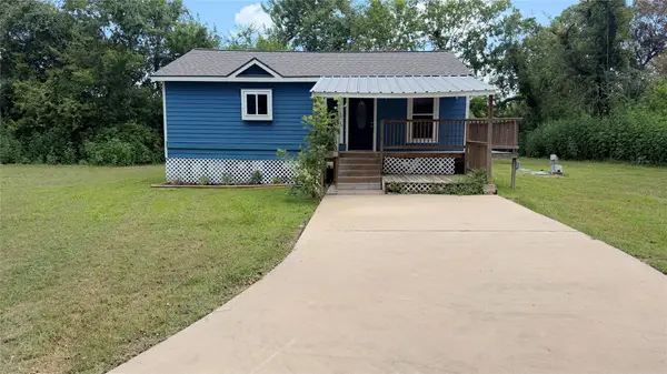 109 Handball Court, Holiday Lakes, TX 77515