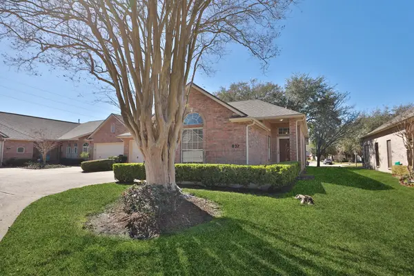 827 Apple Blossom Drive, Pearland, TX 77584
