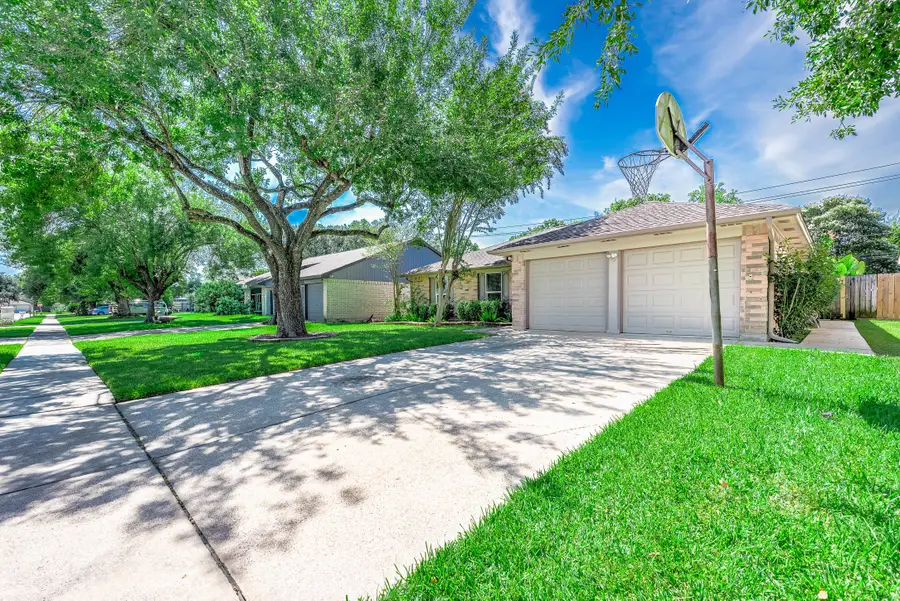 17102 Coachmaker Drive, Friendswood, TX 77546 - Image #3