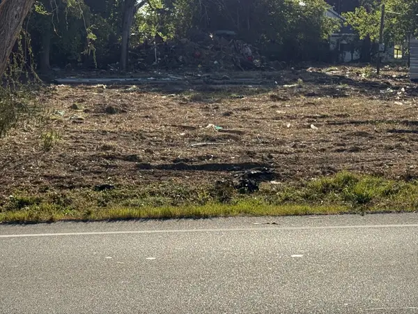 1809 S Main Street, Highlands, TX 77562