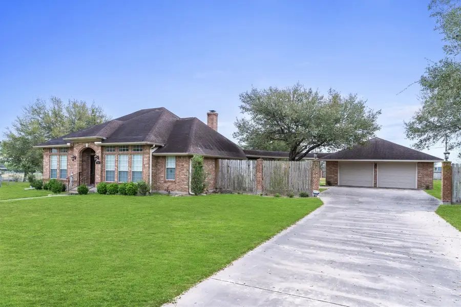604 Texas Avenue, Shiner, TX 77984 - #2