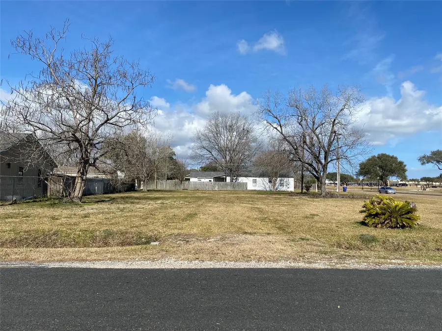 2102 6th Avenue N, Texas City, TX 77590 - Image #2
