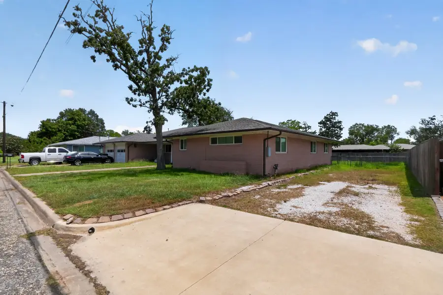 380 S Wilson Avenue, Giddings, TX 78942 - #2